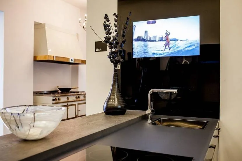 Современный телевизор на кухне
