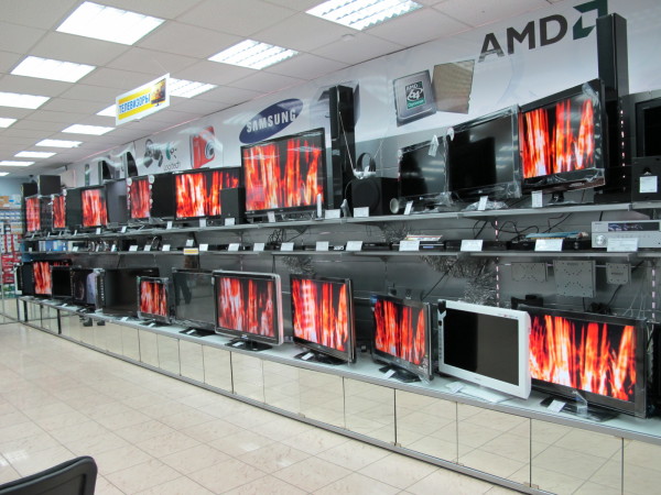 Телевизоры в магазинах передают композитный сигнал, а не ТВ-сигнал, поэтому качество изображения дома будет другим