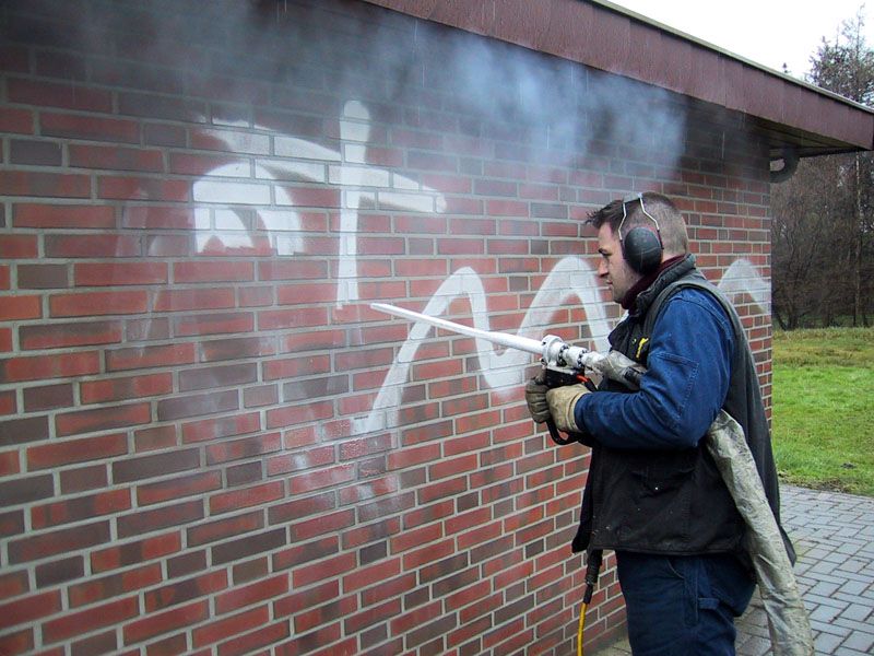 Пескоструйная очистка может удалить граффити
