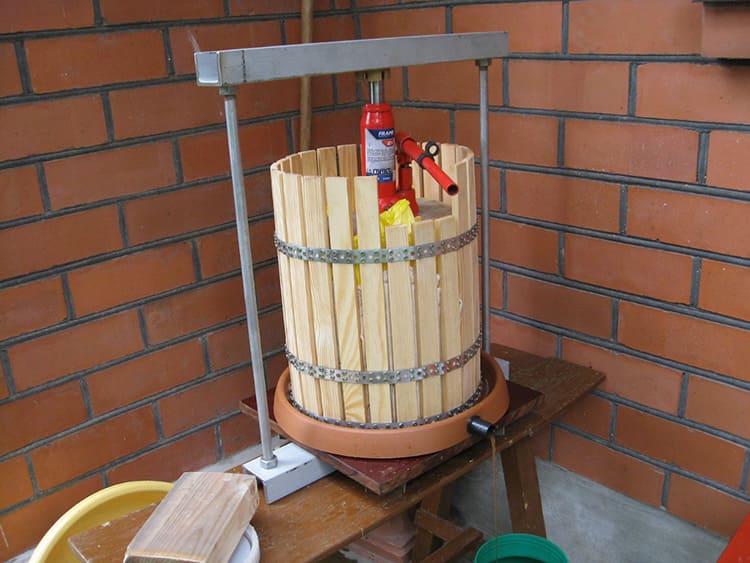 Пневматические или гидравлические устройства подходят для производства сока и вина. Они способны производить до 200 литров в час при объеме барабана 50 литров.