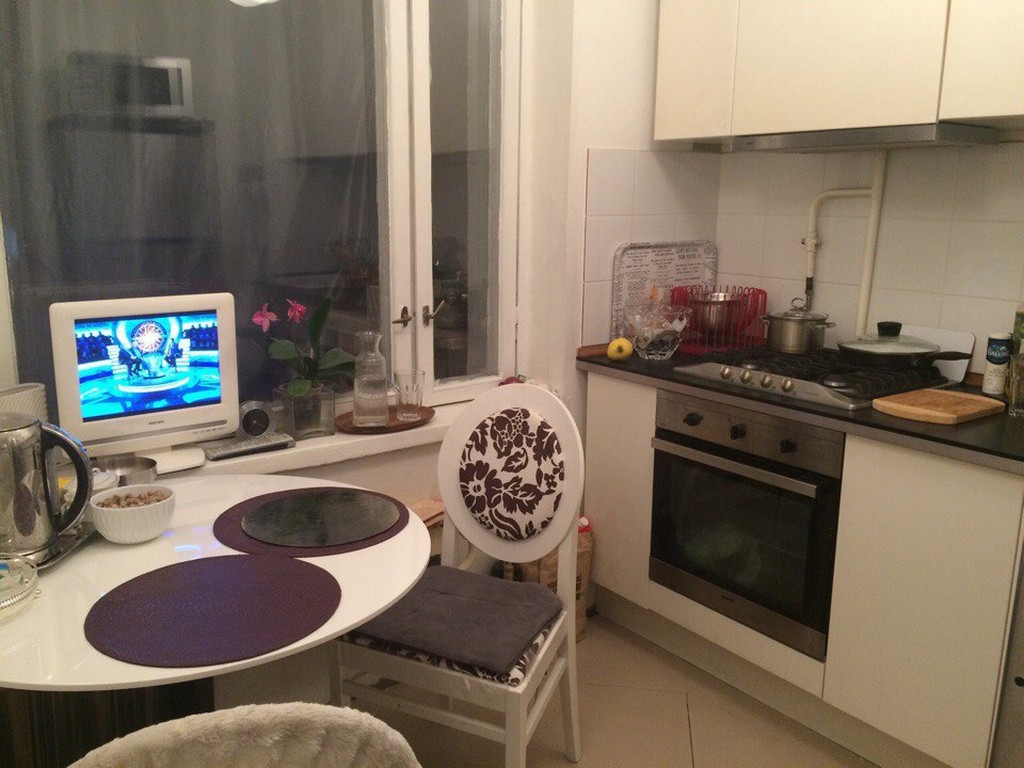 24 фото идеи размещения телевизора на кухне в хрущевке