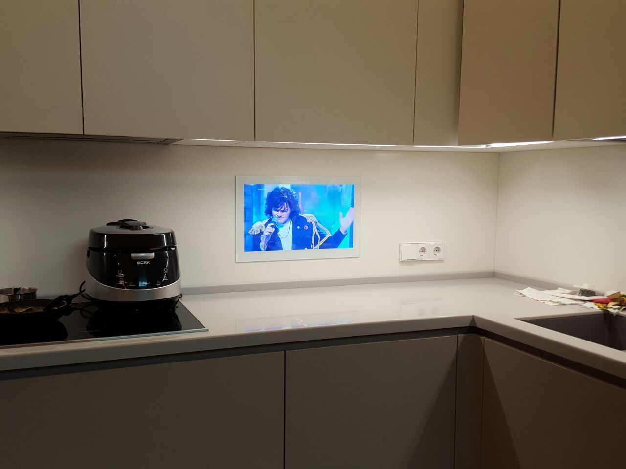 как разместить телевизор на кухне