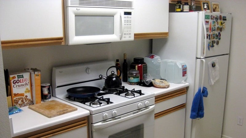 Размещение газовой плиты с холодильником: что поставить между плитой и холодильником? я могу поставить их рядом? Можно ли установить возле плиты стиральную машину и повесить на нее какой-нибудь предмет мебели?